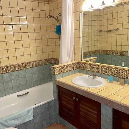 Hébergement de vacances Coastal With Shared Pool *